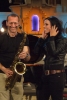Der Musiker David Klein, mit Saxophon und die Sängerin Stefanie Kloß lachend während eines Konzerts