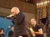 Der Musiker Thomas D während eines Konzerts, im Hintergrund David Klein und ein siebenarmiger Leuchter