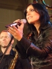 Die Sängerin Stefanie Kloß singt während eines Konzerts, im Hintergrund ist David Klein zu sehen